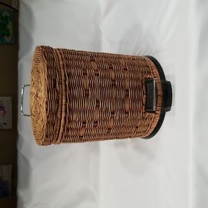 Bathroom wastebasket